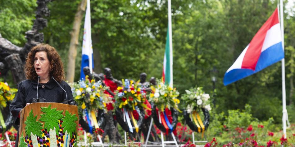 Indrid Van Engelshoven ministra de Cultura en Holanda